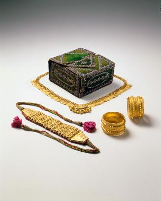 Suite of Jewelry with presentation box