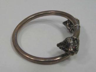 Bangle bracelet with lions' heads