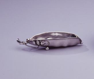 Ashtray in the form of a peapod