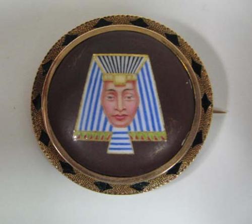 Brooch with porcelain placque of a pharaoh